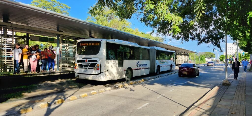 Buses de Transmetro en la estación La Catedral.