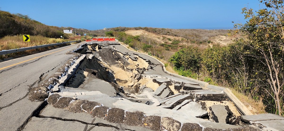 La destrucción total de la nueva calzada frente a El Morro sigue sin reparar.
