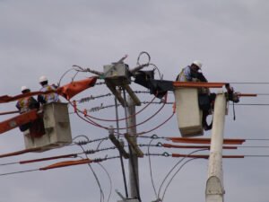 Operarios trabajan en redes eléctricas.