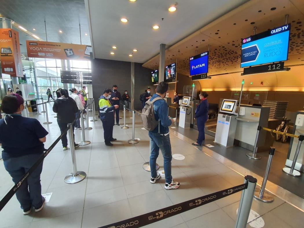 Viajeros en el aeropuerto El Dorado