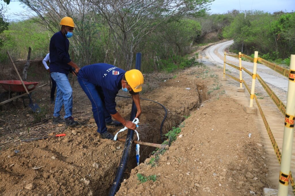 Obreros instalan la tubería de agua de Villa Lata.