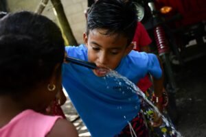El agua potable mejorará la salud de niños y adultos.