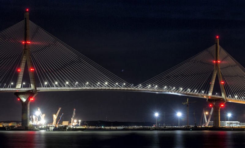 Así debería estar iluminado el puente Pumarejo con luces de obstáculos, de acuerdo con esta imagen de Iluminet.com.