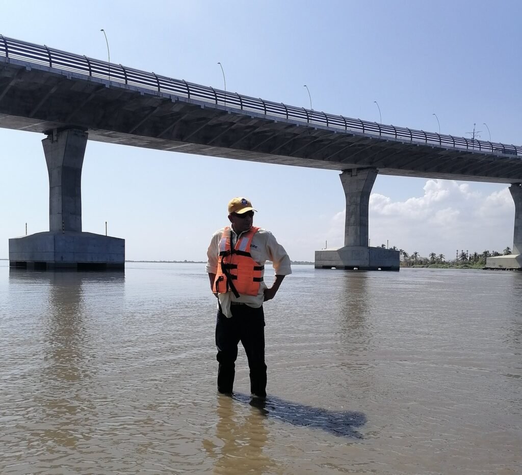 José Ariza, motorista, camina sobre el río Magdalena.
