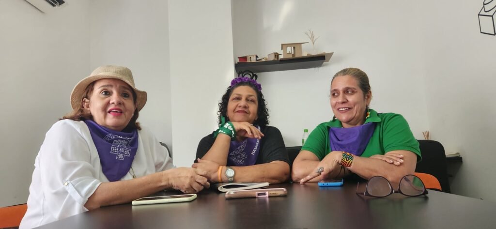 Aura Pareja, Elena Bustos y Jackeline Osorio, integrantes de la Veeduría Nacional de Género.