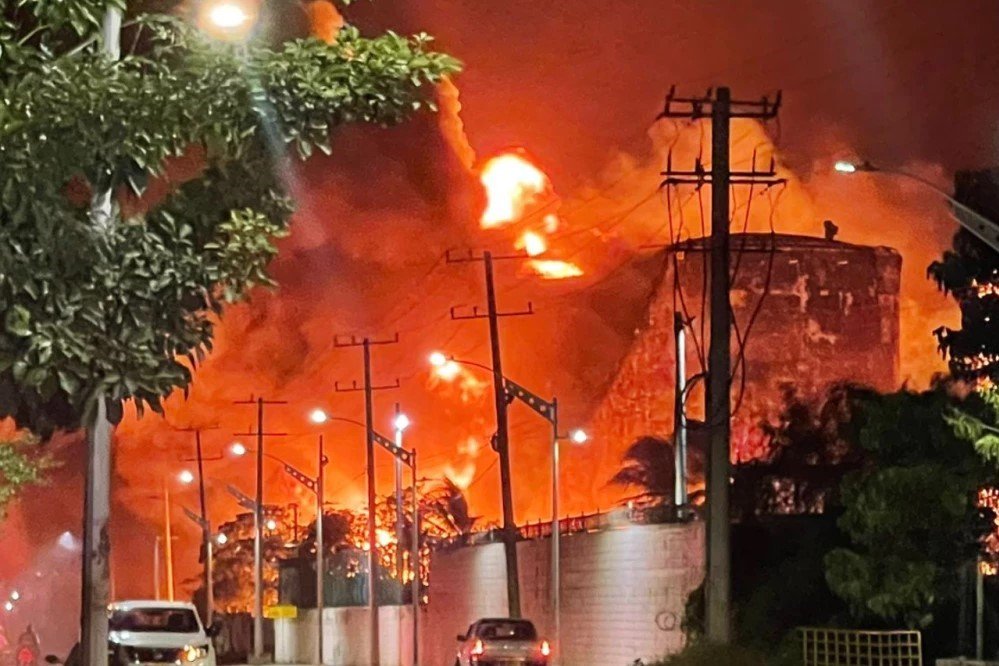 El incendio en los dos tanques llenos de gasolina.