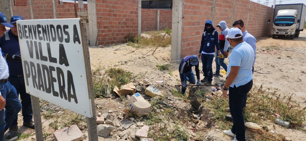 Bajo un montón de basuras escondían la conexión ilegal en Villa Pradera.