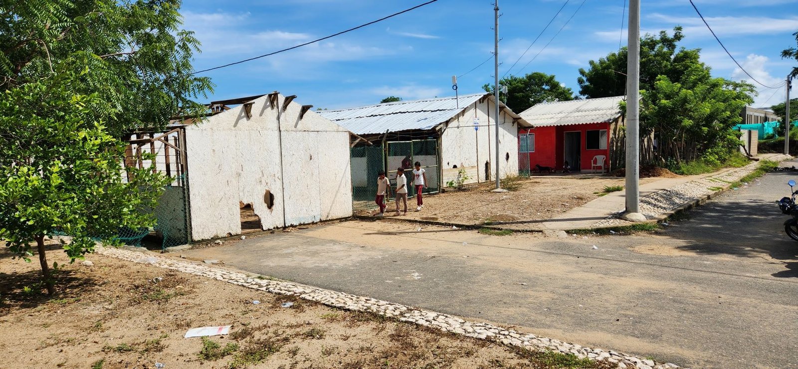 En la mitad de una calle está la precaria sede del Colegio de Las Compuertas.