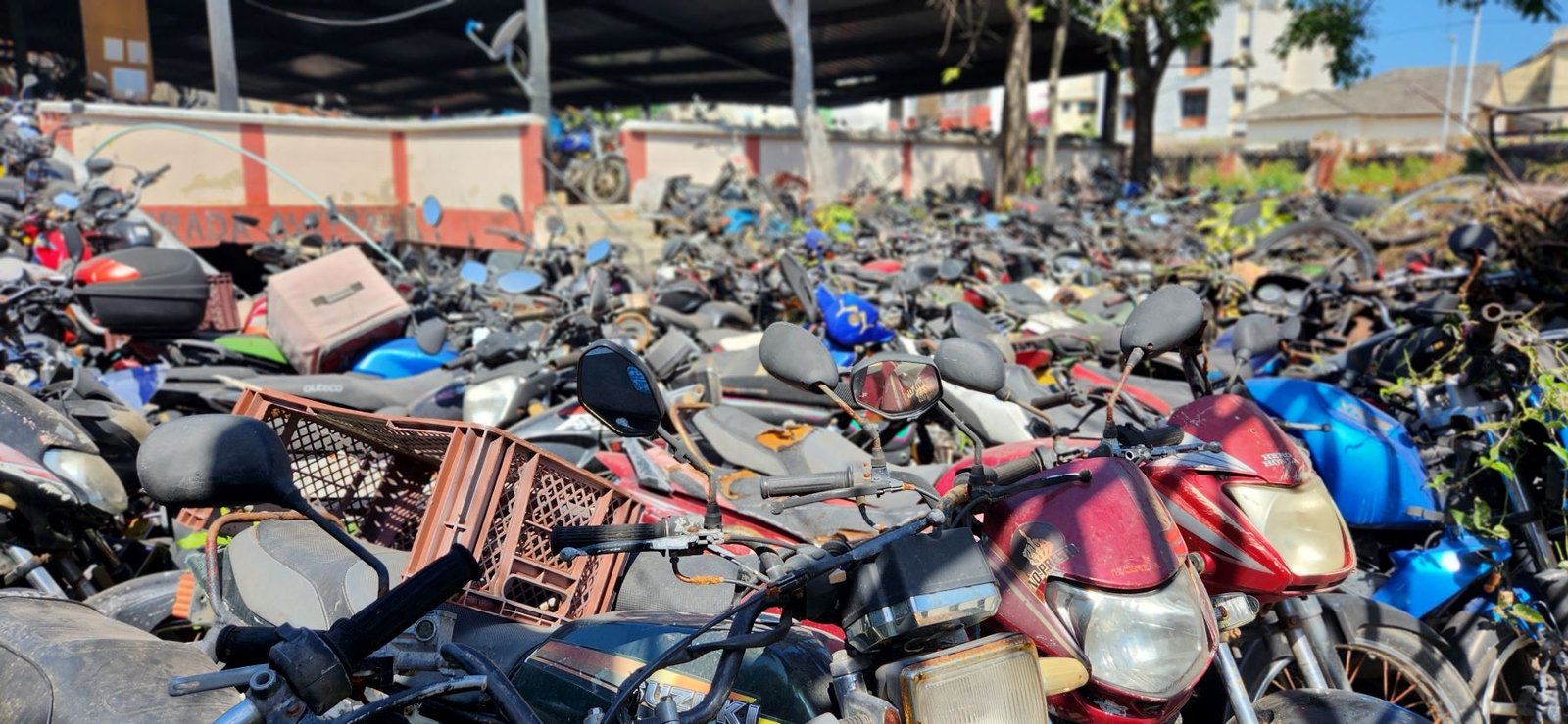 Miles de motos abandonadas en el Parqueadero del Rosario.