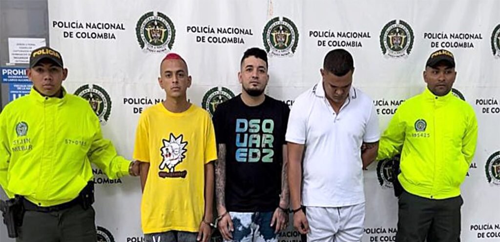 Alias 'Junior Guerra', al centro, capturado con dos compinches extorsionando.
