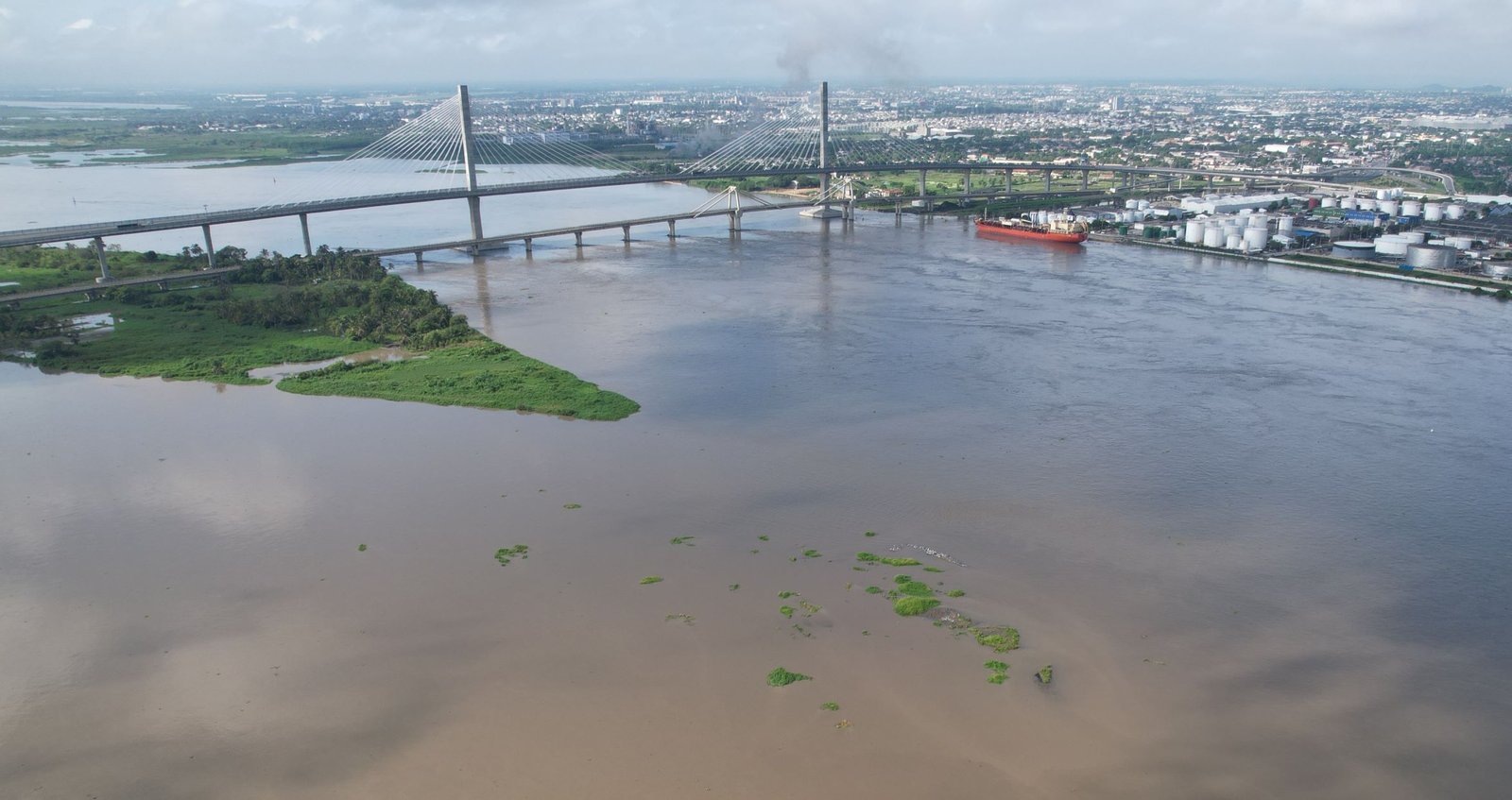 Los promontorios de la 'Isla Pechuga' afloran delante de la Rondón, que se está desintegrando.