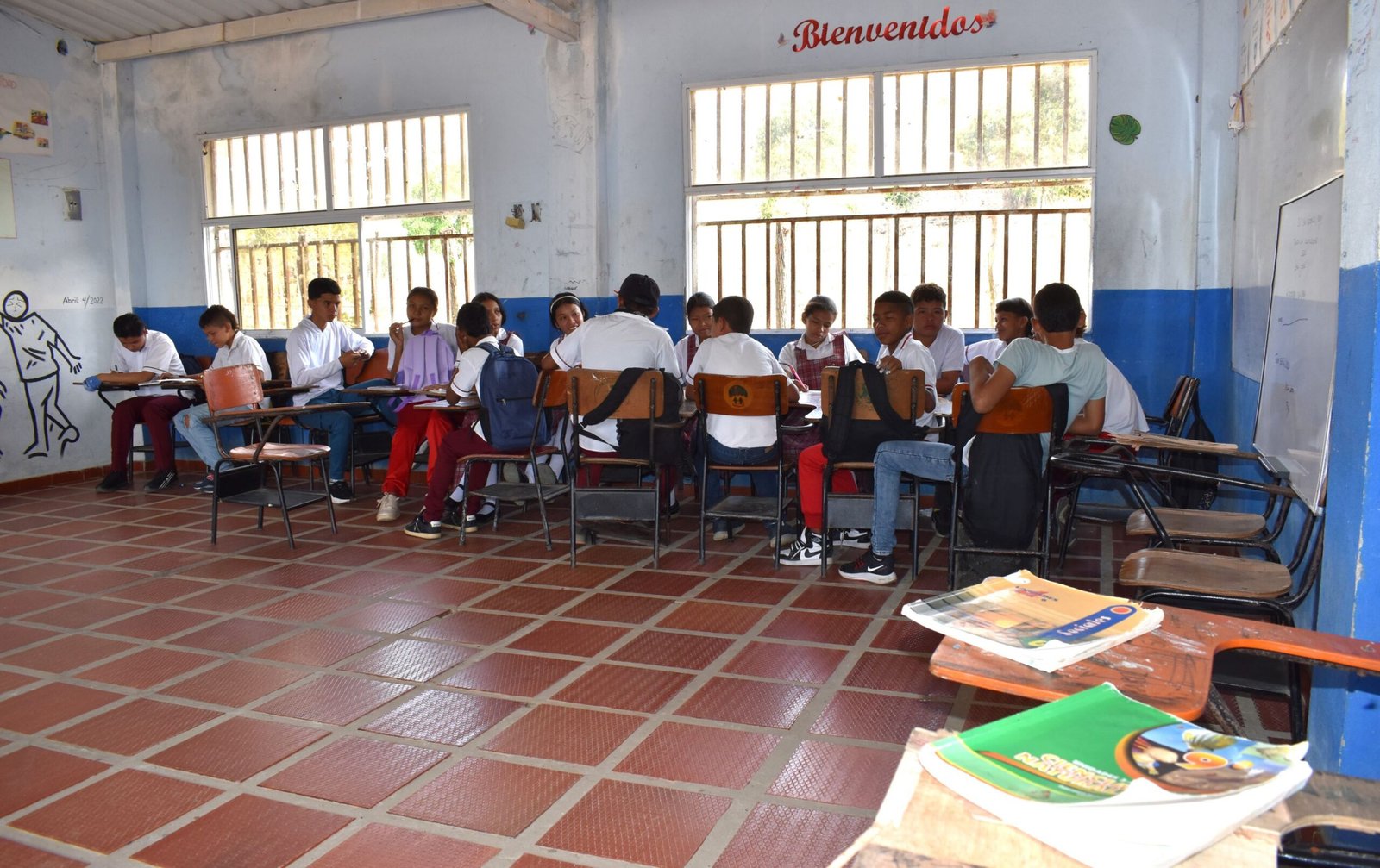 Los estudiantes sin maestro en al viejo salón de clases.