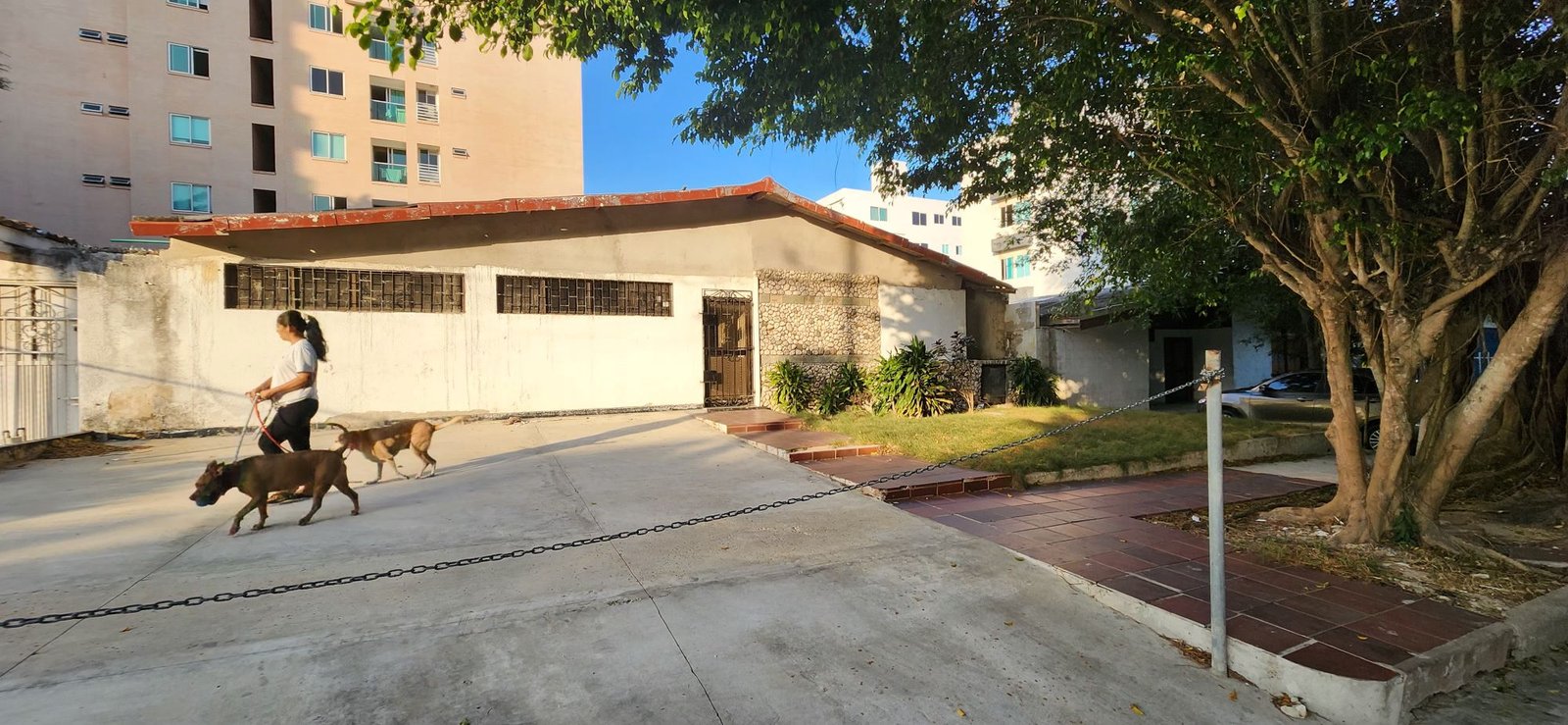 Por esta casa desocupada que les vendió a los Viñas la Autónoma les paga en arriendo 19.8 millones al mes.