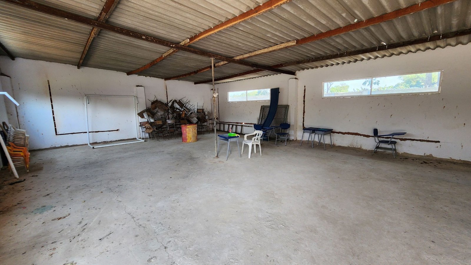 La Sala de Informática, sin terminar y sin conexión de Internet, es una bodega.