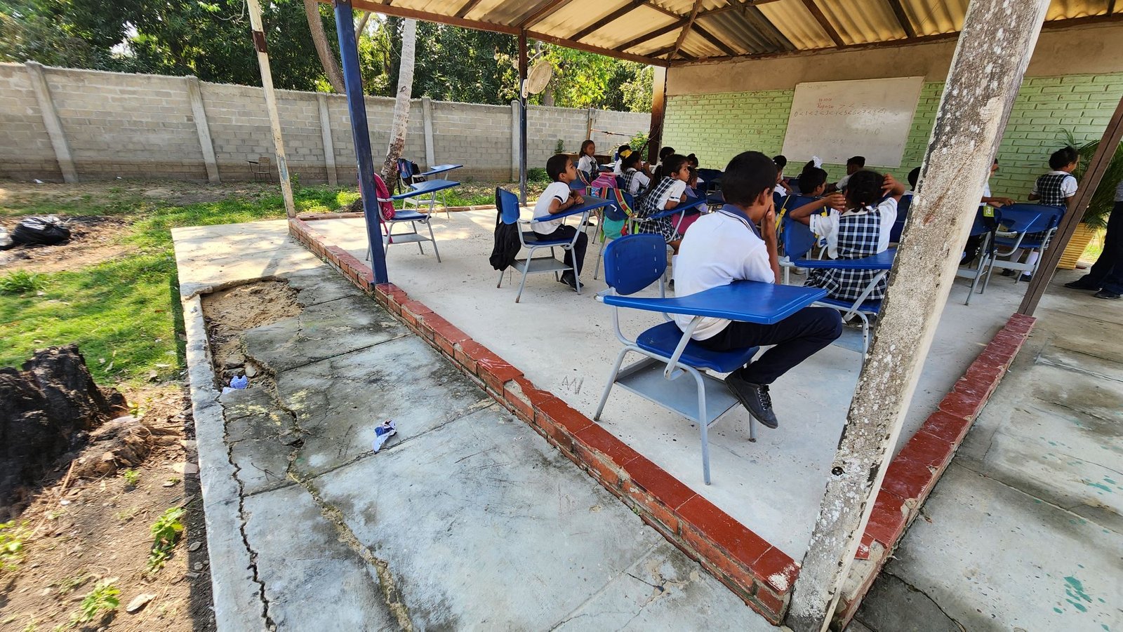 Las zonas peatonales se están hundiendo por mala cimentación.