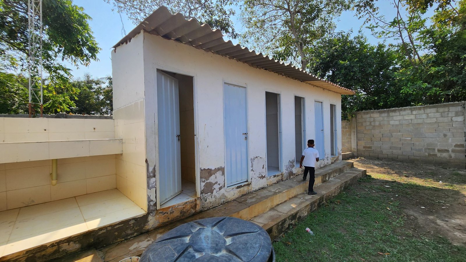Los baños presentan un avanzado deterioro exterior por la humedad.