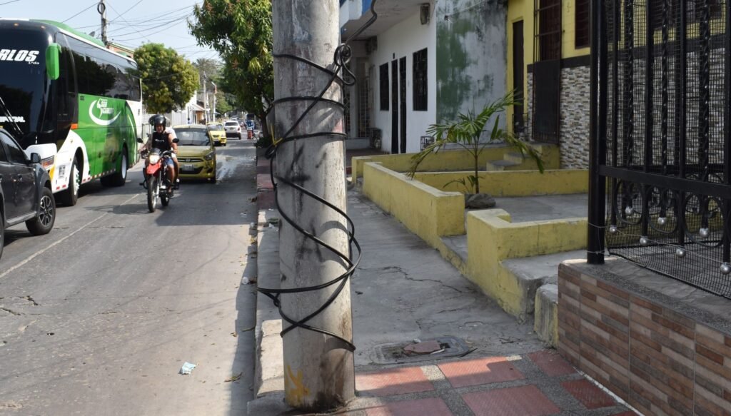 En San Roque la comunidad tuvo que amarrar este cable reventado en un poste.