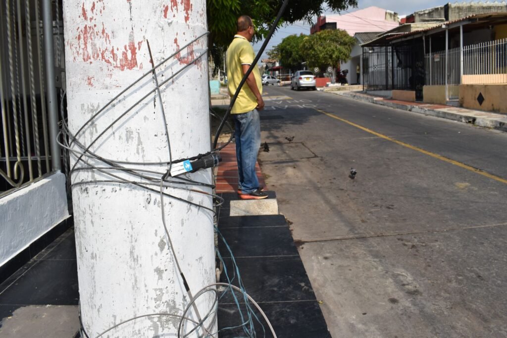 Cable de fibra óptica de Movistar amarrado a un poste por los vecinos del barrio Montes.