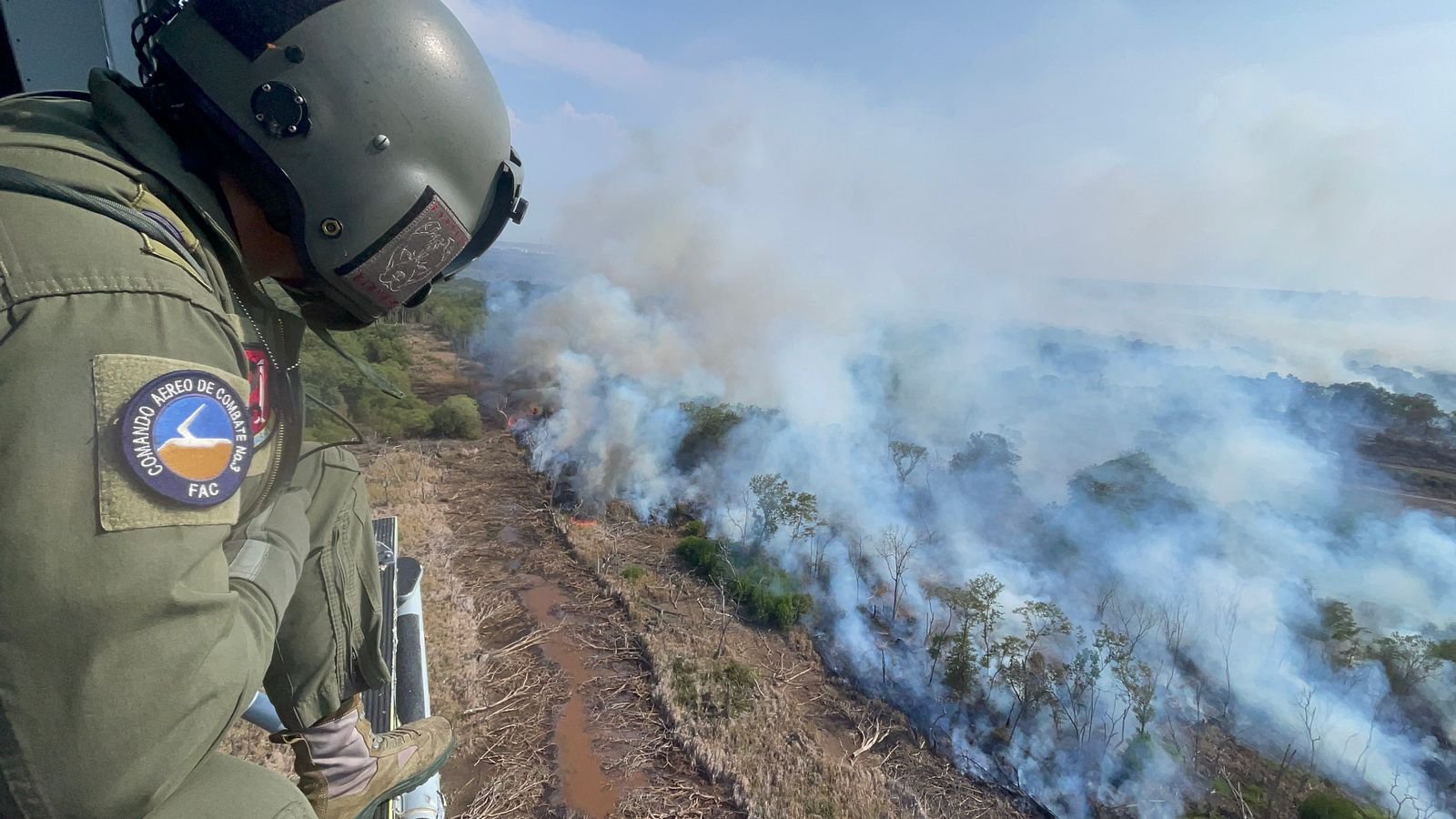 Un helicóptero de Cacom III sobrevuela lo zona impactada por las llamas.