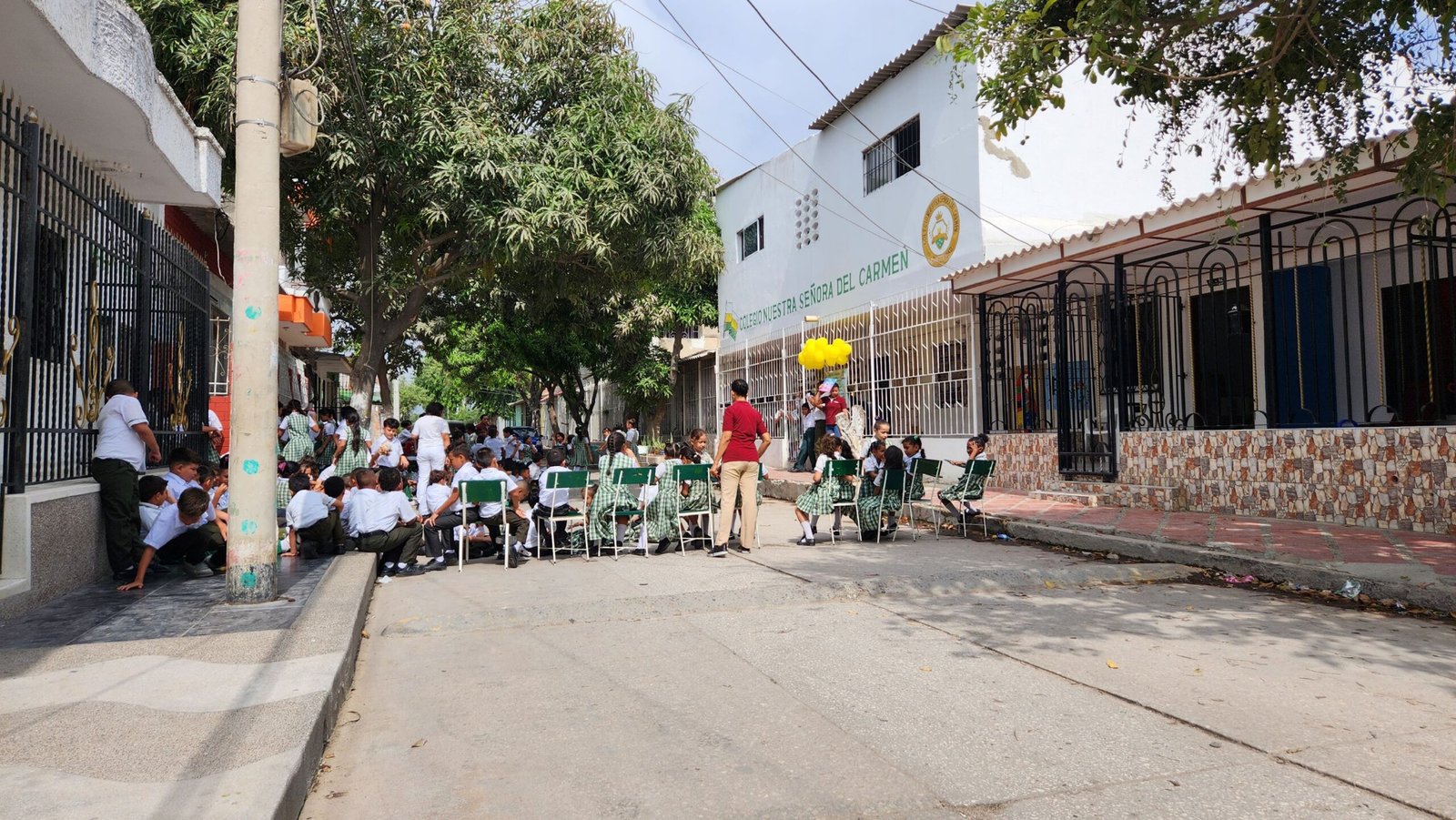 La calle usada como salón de actos culturales por el Colegio Nuestra Señora del Carmen.