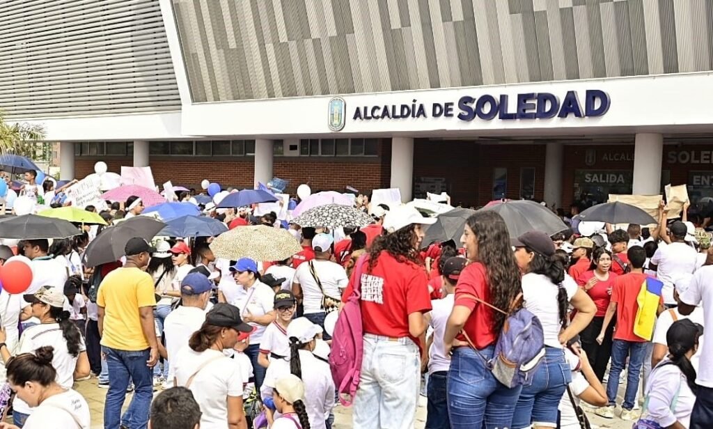Estudiantes y padres del Colegio Metropolitano en la protesta en la Alcaldía.