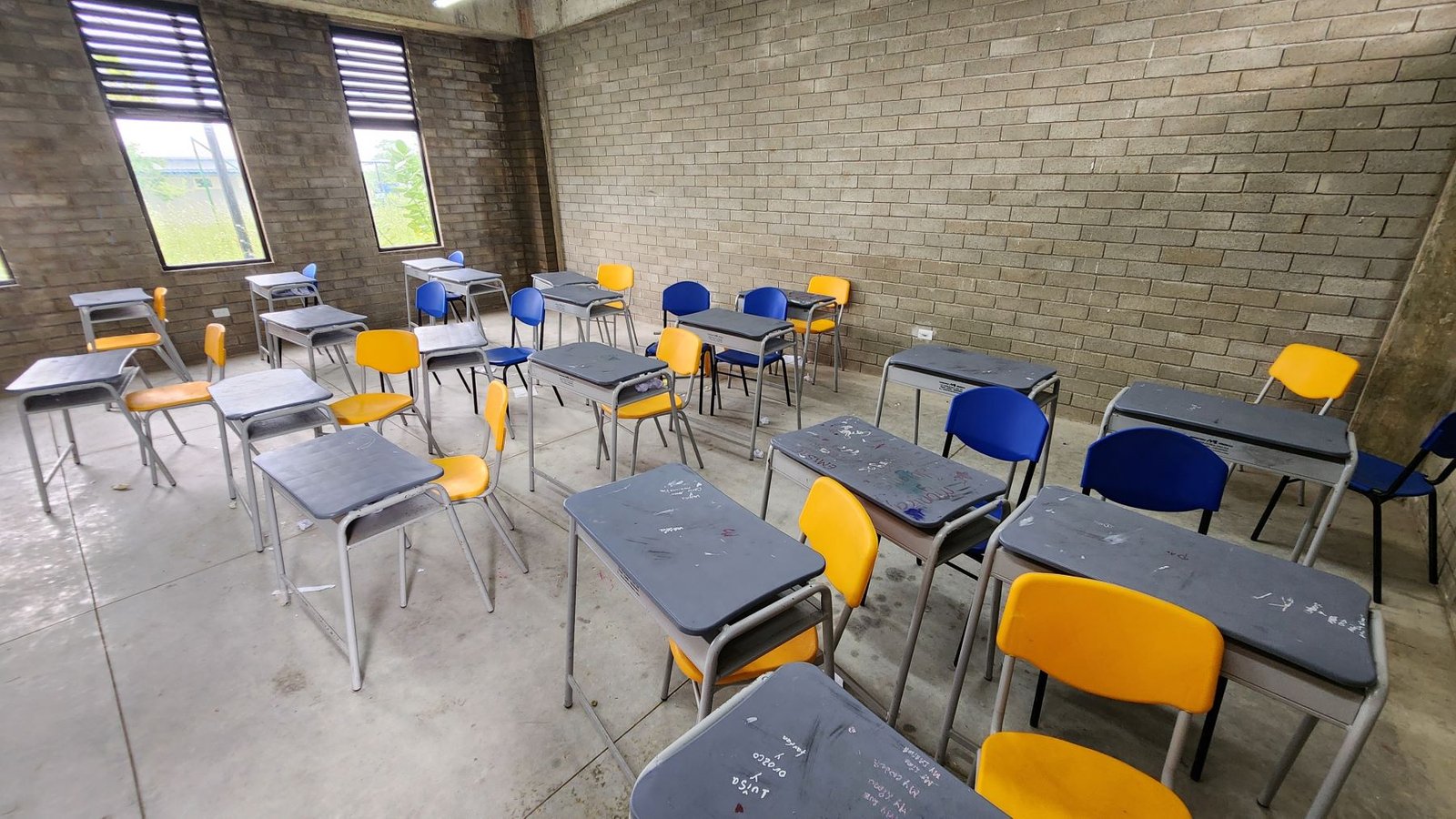 Salones sucios por la falta de aseo y con filtraciones en las paredes. Este es el de quinto de primaria.