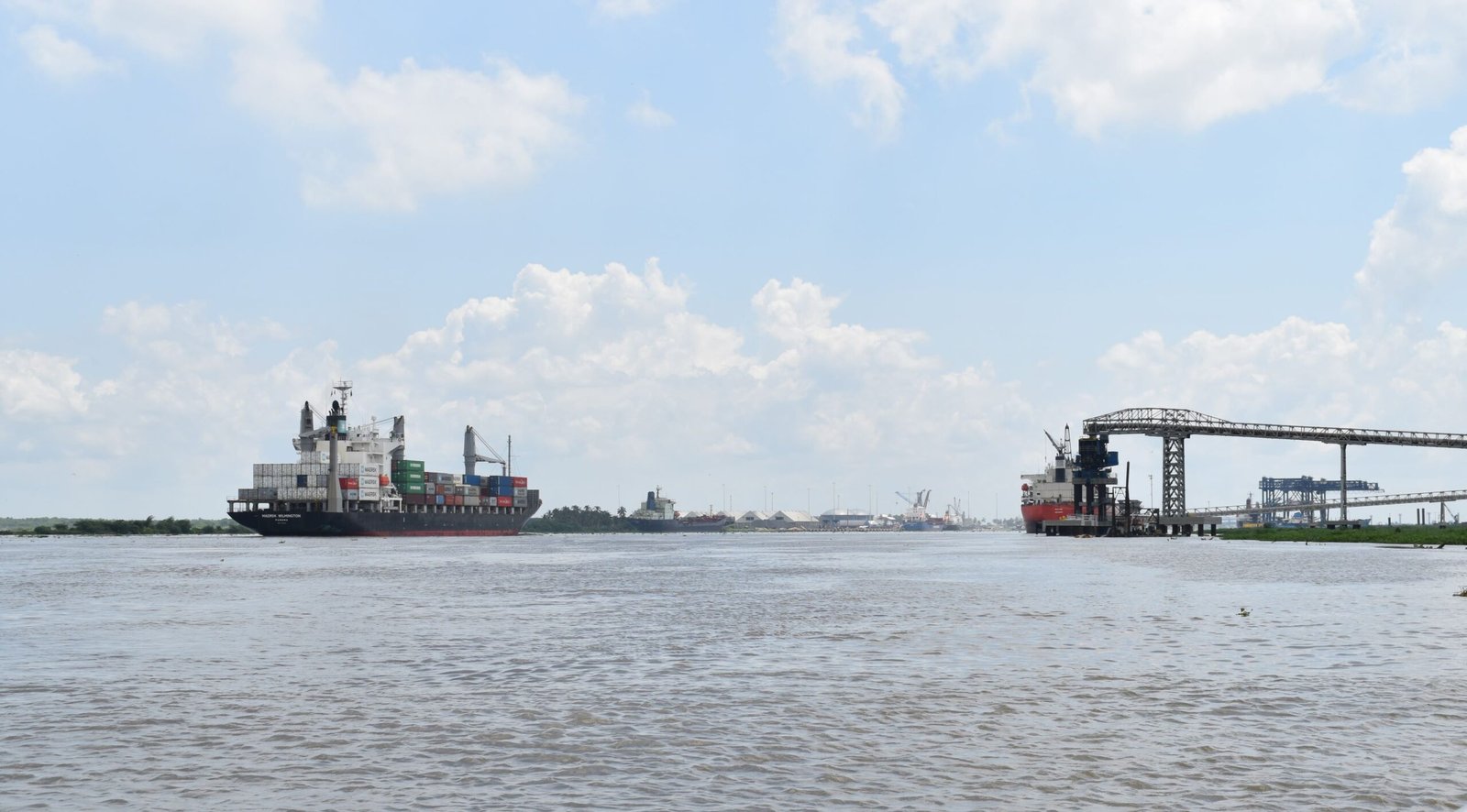 Un barco remonta el río frente a RiverPort.