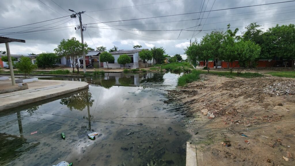 Barrio Alfonso López. Pavimentaron, pero no pueden usar el alcantarillado y las aguas fétidas se estancan en la vía.