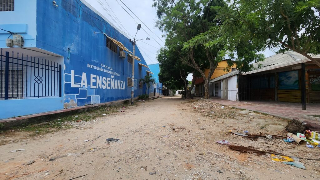 Vía deteriorada al lado del Colegio La Enseñanza, calle 17A entre carreras 25 y 25A.