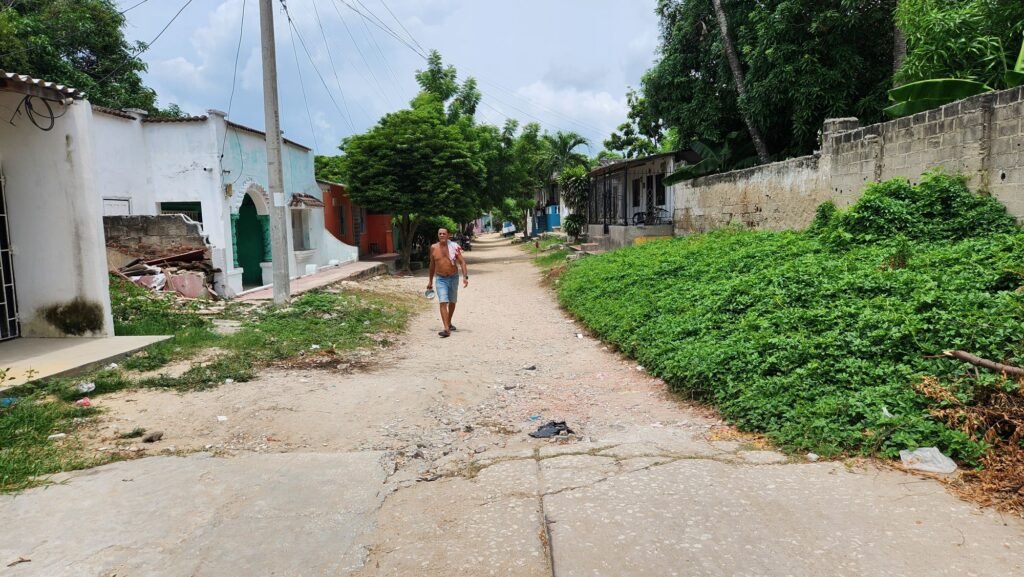 La “calle mocha”, así le dicen los vecinos a la 17 entre las carreras 15 y 16, porque la mitad está destapada.