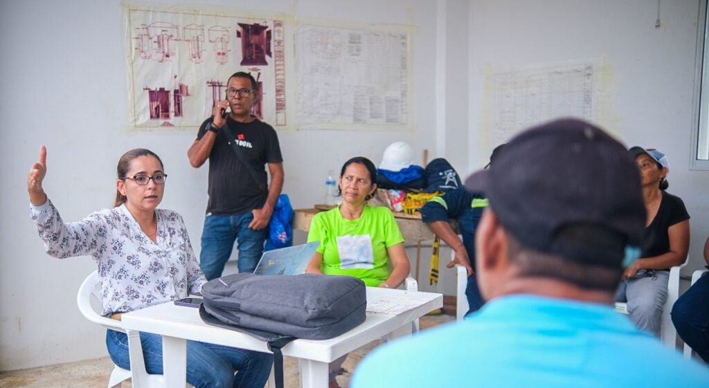 La secretaria de Agua, Lady Ospina, tuvo que salir a darles explicaciones a los palmarinos.