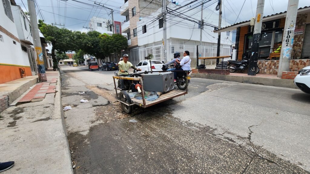 A la carrera 37, detrás del Gran Plaza del Sol, le hicieron un reparcheo con asfalto que ya se dañó.