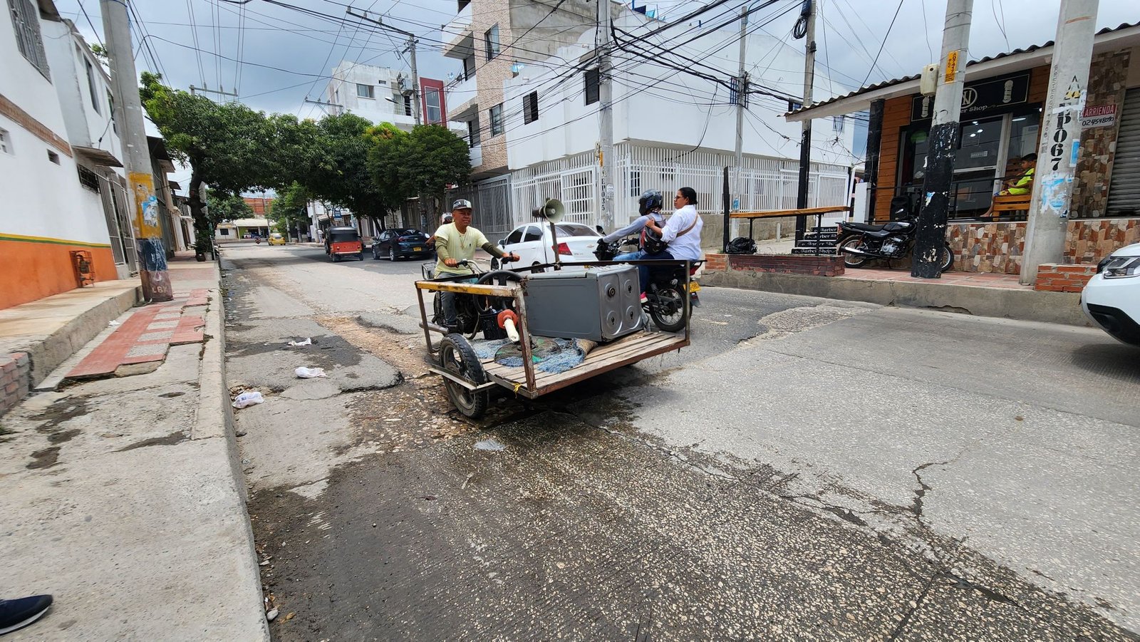 A la carrera 37, detrás del Gran Plaza del Sol, le hicieron un reparcheo con asfalto que ya se dañó.
