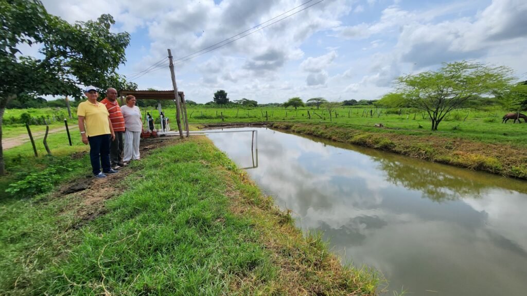 Santana y Coley en el reservorio de agua de la parcela de Manuel Ortiz.