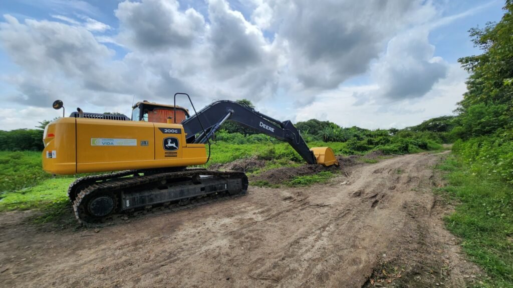 Por falta de gasolina la retroexcavadora no ha limpiado uno de los canales de drenaje.