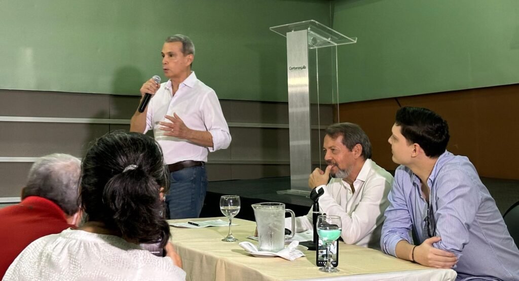 El abogado Fernando Borda con sus colegas demandantes Roberto Tapia y Andrés Borda Suárez.