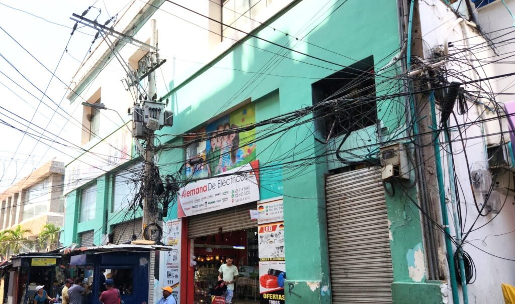 Cables de todo tipo amontonados en postes de la calle 36 entre 43 y 44.