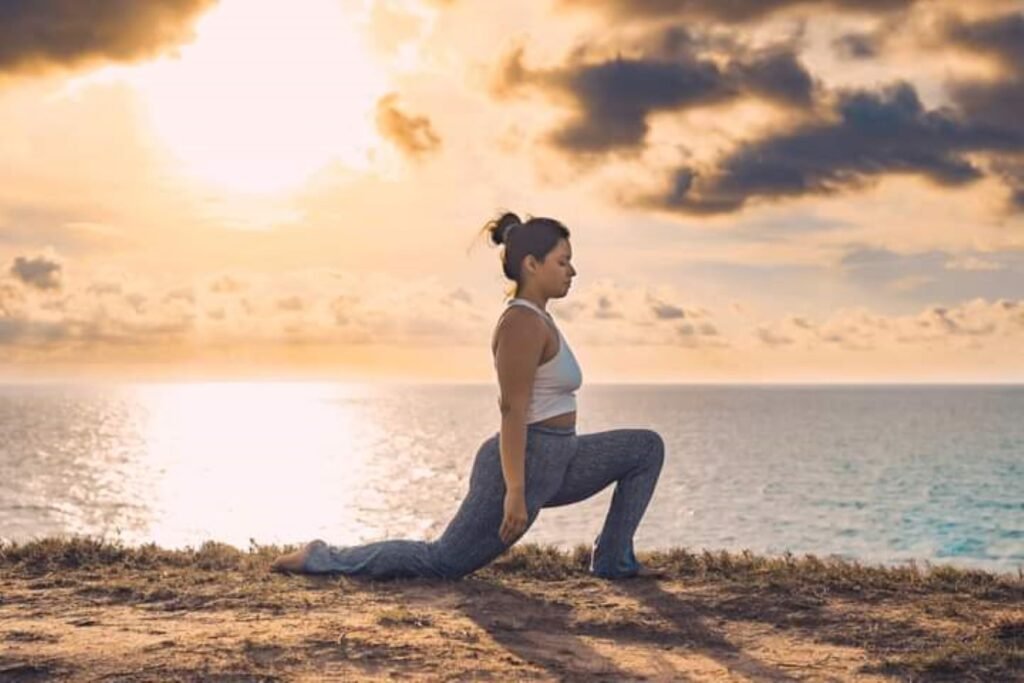 Valentina Cepeda practicando yoga a orillas del mar.