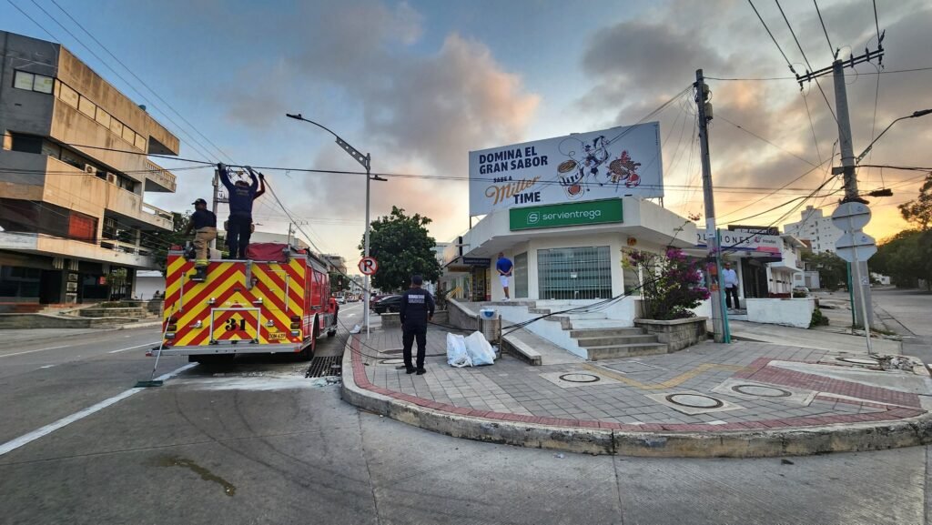 Bomberos tiemplan un cable descolgado en la calle 76 con 49B.