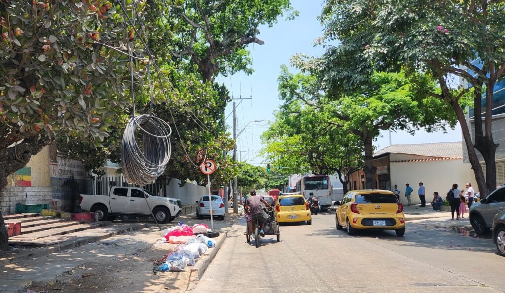 En cualquier calle de Barranquilla hay cables colgados y reventados.