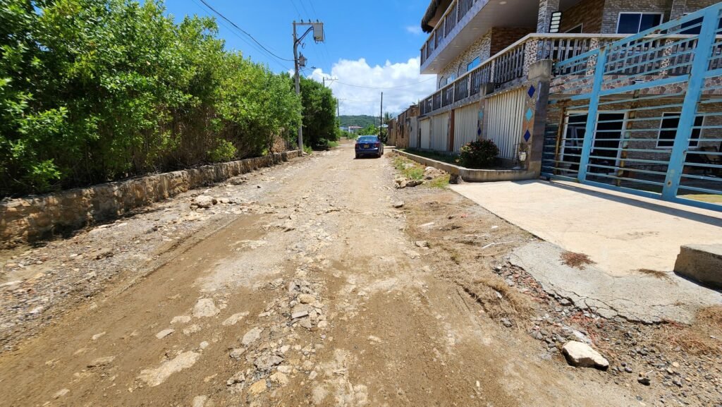 La vía principal es una trocha, destrozada por los camiones que entran a la obra.