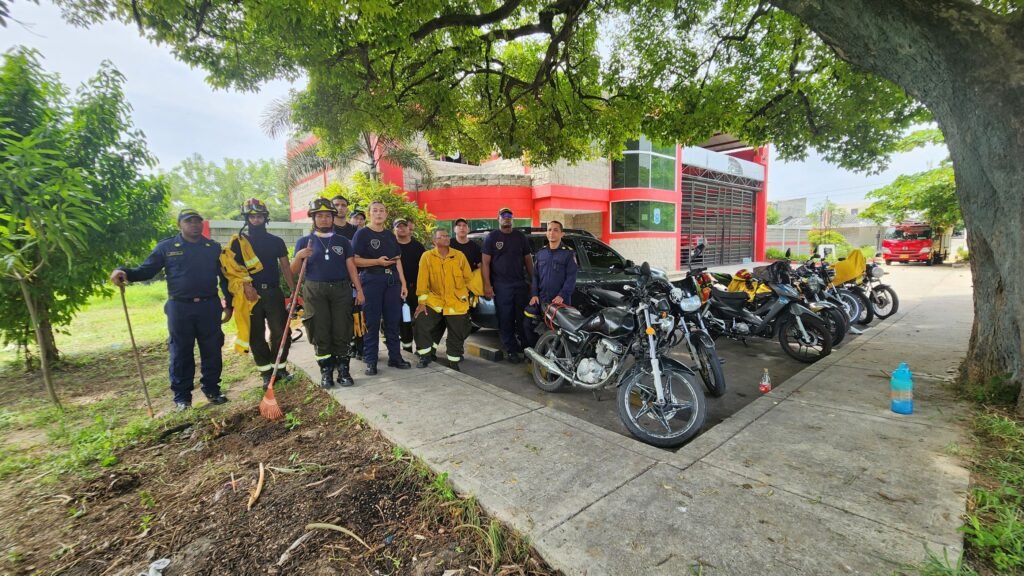 A los Bomberos Oficiales no les permitían entrar a la sede principal.