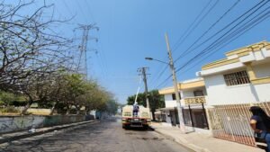 Operario de Air-e trabaja en el lavado de postes.