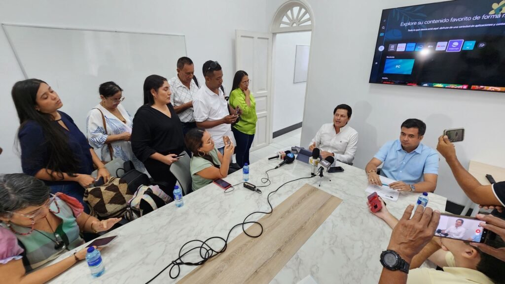 Los personeros Alzate y Orozco en la conferencia de prensa.