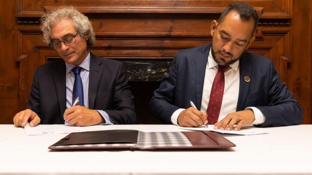 Alejandro De la Fuente y Danilo Hernández firman el convenio entre Harvard y UniAtlántico.