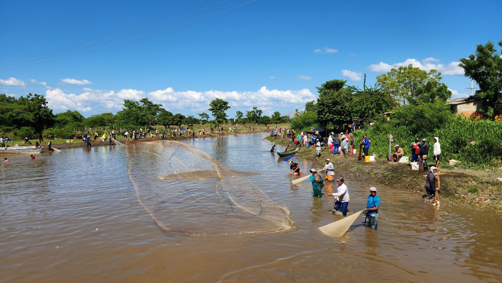 La faena de pesca es intensa en el caño El Limón.