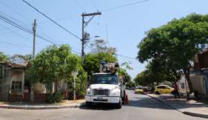 Operarios de Air-e reparan un daño.