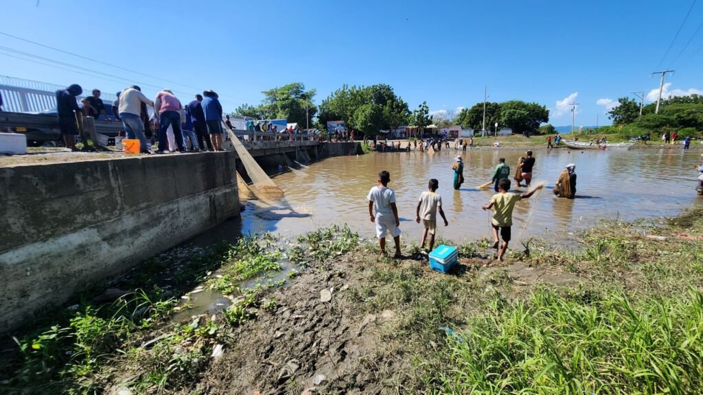 La pesca en Las Compuertas es de día y hasta de noche para aprovechar la subienda.