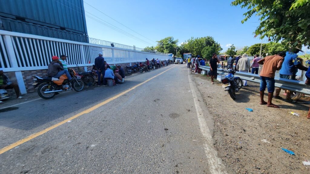 Los hombres pescan y sus familias limpian los barbules y las arencas para la venta.