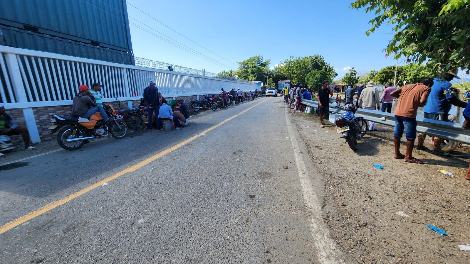 Los hombres pescan y sus familias limpian los barbules y las arencas para la venta.